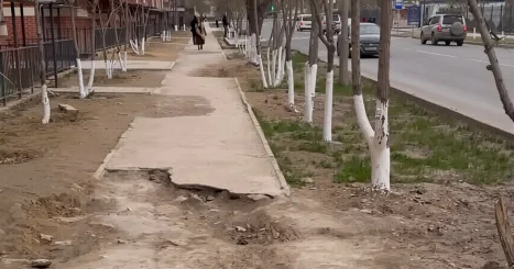 На разбитые тротуары жалуются жители Актау