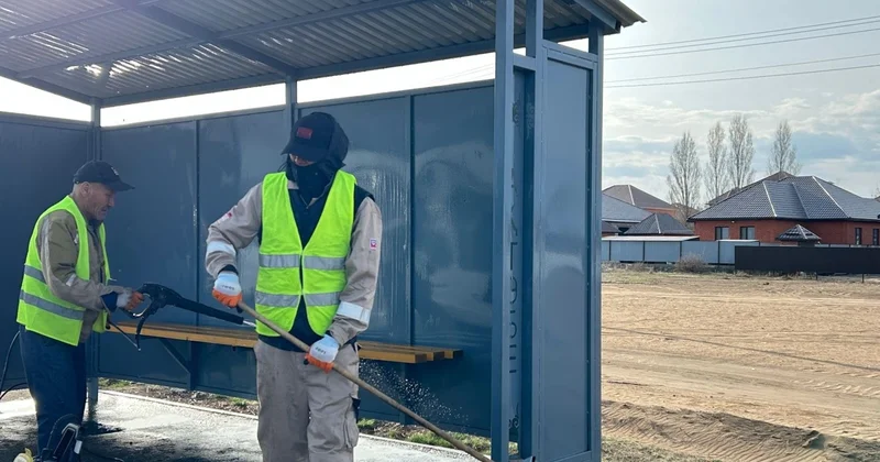 Пробациялық бақылауға алынған әнші Qarakesek қоқыс жинап, аялдама жуып жүр