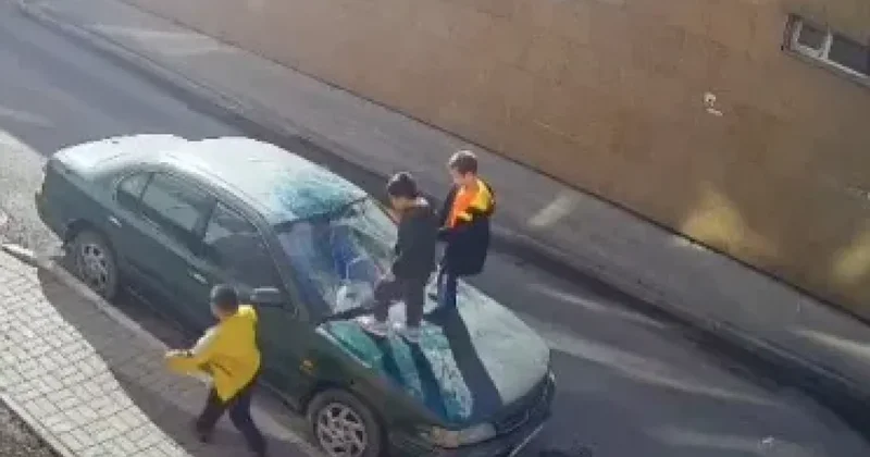 Лобовое вдребезги: дети вскрыли чужую машину и устроили погром в Астане