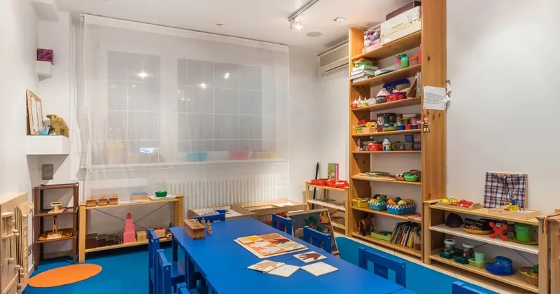 Шкаф упал на воспитанников детского сада в Атырау, один ребёнок пострадал