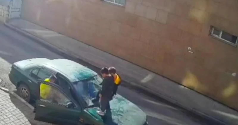 Астанада балалар аулада тұрған көліктің үстіне мініп, алдыңғы әйнегін сындырған