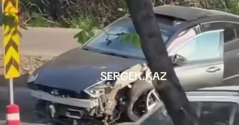 Очередная авария на проспекте Аль Фараби в Алматы: Hyundai врезался в разделительную опору (видео)