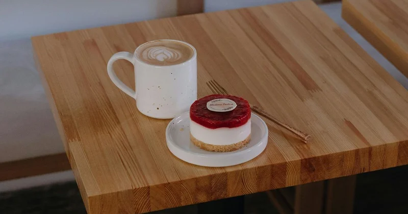 Мужчина разбил стол об голову в кондитерской в Актау