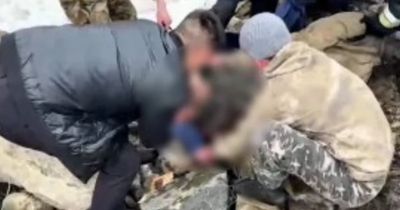 Двоих мужчин вытащили из канализации в ВКО