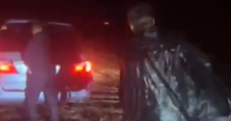 Иностранец шел пешком под дождем до Актау