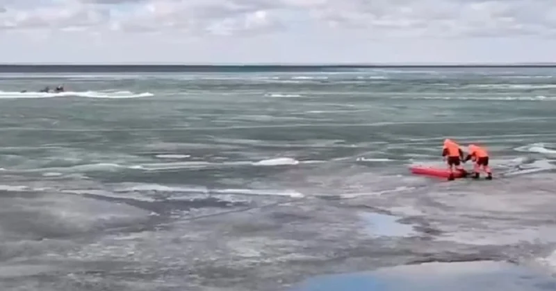 Лодку с рыбаками зажало льдами на севере Казахстана (видео)
