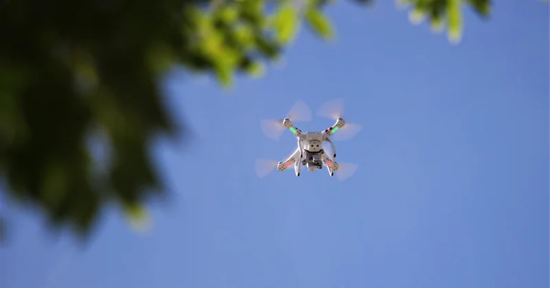 Говорящие дроны предупреждают об опасности открытых окон