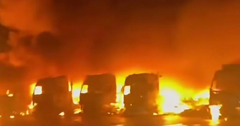 На границе с Казахстаном в Китае сгорели фуры. Видео
