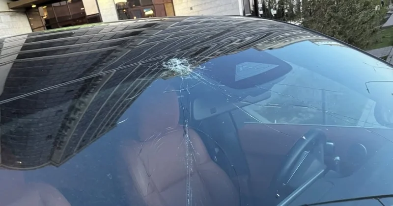 Ножка шлагбаума рухнула на автомобиль в Астане