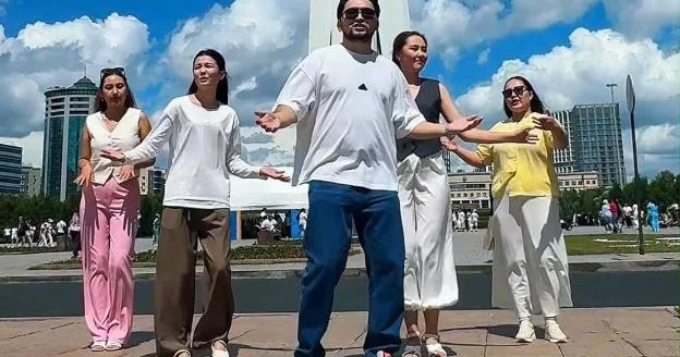 Столичные учителя сделали необычный подарок ко Дню города