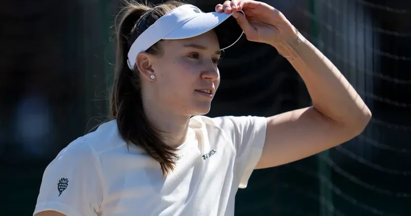 Елена Рыбакина сенсационно вылетела с Уимблдона, уступив Элизе Мертенс