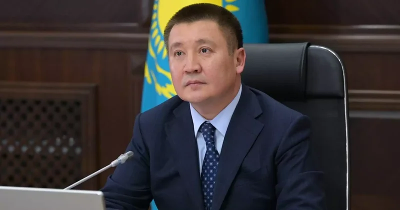 Павлодар облысының әкімі Ертістің тазалығын көрсету үшін тікелей эфирде өзенге шомылды