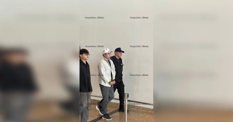 Блогер миллионник Кайсар Камза летит домой под конвоем