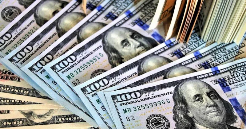 За сколько продают и покупают доллары в обменниках Казахстана 6 августа