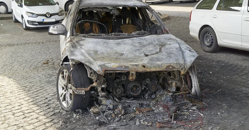 Неосторожно брошенная спичка сожгла автомобиль в Астане