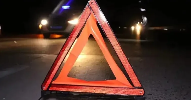 Алматыда жол апатына ұшыраған Damas бір бүйіріне қарай аударылып қалды