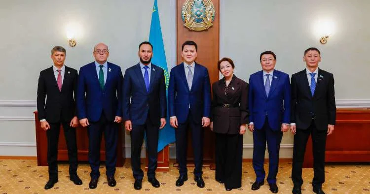 Вице Президент РК Ерлан Карин провел встречу с руководителями пяти фракций политических партий в Курултае.