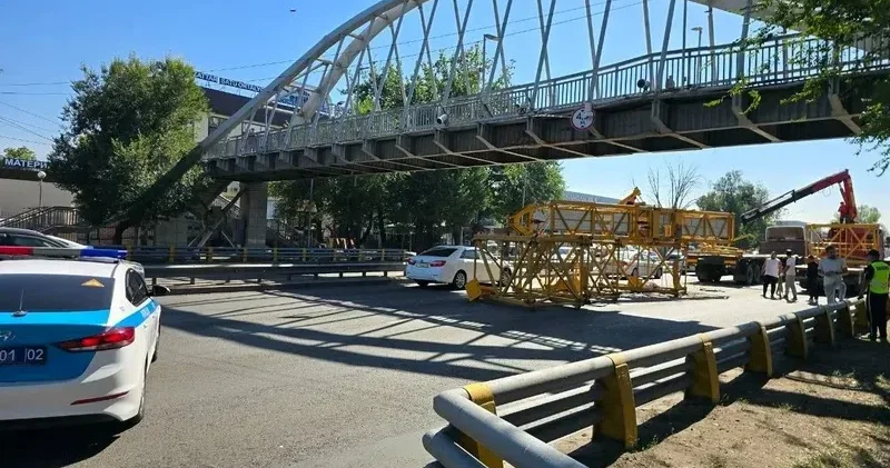 Алматыда жүк көлігі тиеген ірі габаритті конструкция көпірден өте алмай құлап, үлкен кептеліс орын алды