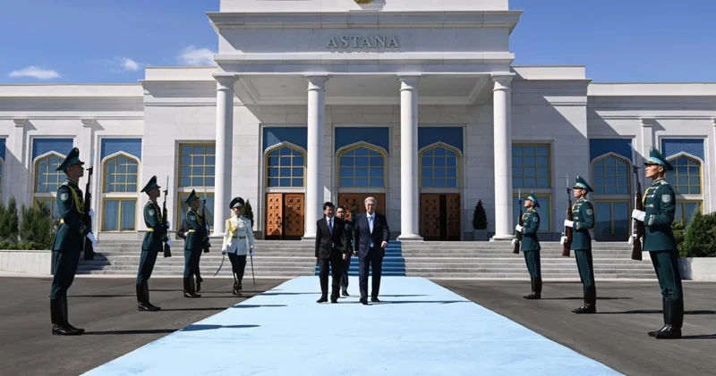 Қасым Жомарт Тоқаев Тхонглун Сисулитті елорда әуежайынан шығарып салды