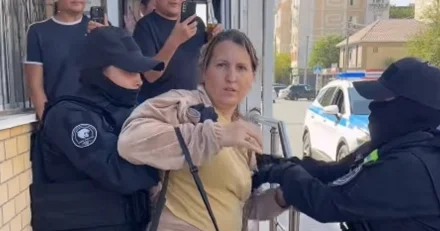 После силового задержания активистку отправили под домашний арест в Атырау