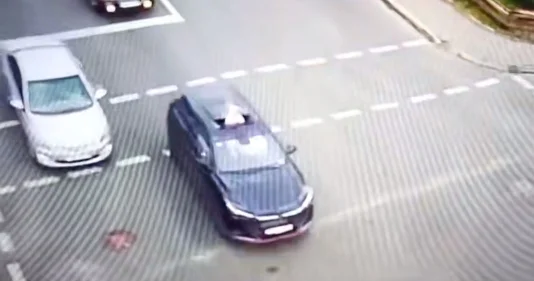 Высунул пятилетнюю дочь в люк авто: в Талдыкоргане полиция наказала отца