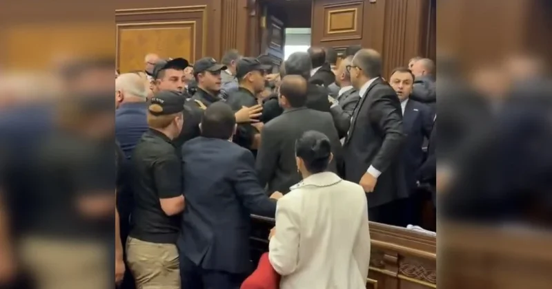 Депутаты парламента подрались во время заседания в Армении