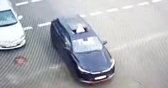 Высунулась из люка Changan: отца пятилетней девочки наказали за опасную поездку в Талдыкоргане