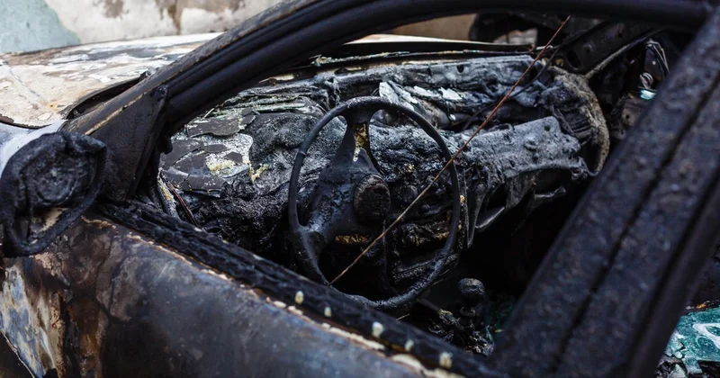Пять автомобилей полностью сгорели на парковке возле ЖК в Астане