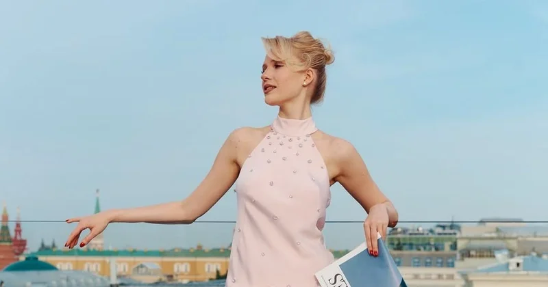 Звезда нашумевшего сериала Слово пацана покрасовалась в платье с высоким разрезом