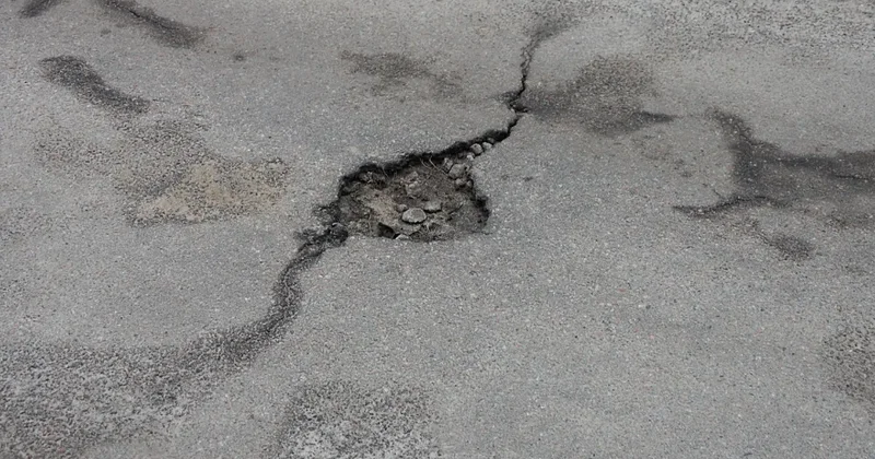 Аким района Алматы, получивший выговор за провал асфальта, пообещал усилить контроль над качеством работ