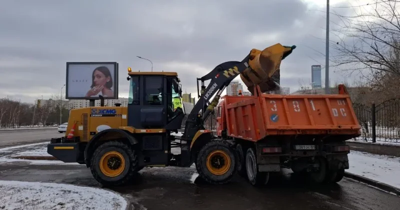 Астану засыпало: 97 грузовиков снега вывезли за сутки
