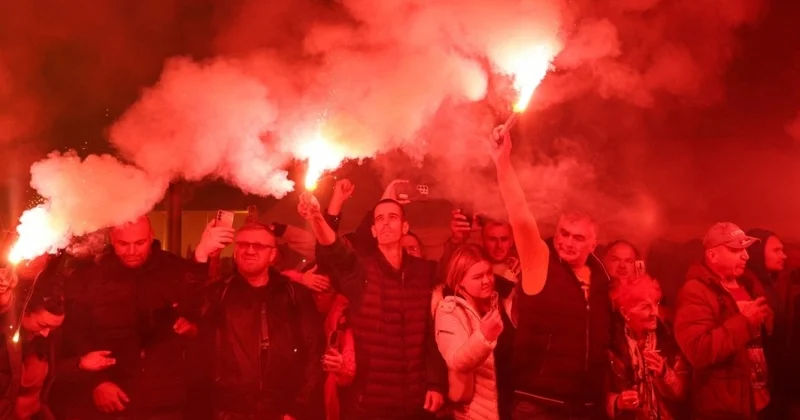 Сербияда үкіметті қолдайтын шеруге 10 мыңнан астам адам жиналды