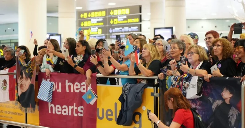 Фанаты тепло встретили Димаша Кудайбергена в аэропорту Барселоны