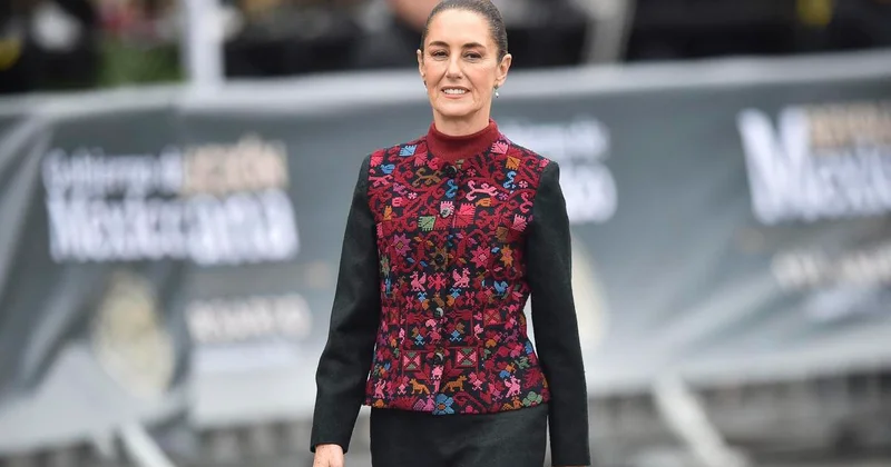 Пытался поцеловать и обнять : мужчина домогался до президента Мексики на глазах у людей