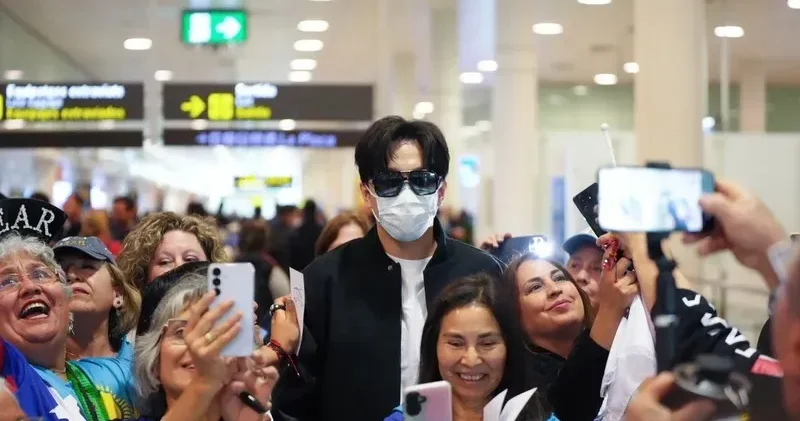 Димаш Құдайбергенді әлемнің түкпір түкпірінен жиналған жанкүйерлері Барселона әуежайында қарсы алды