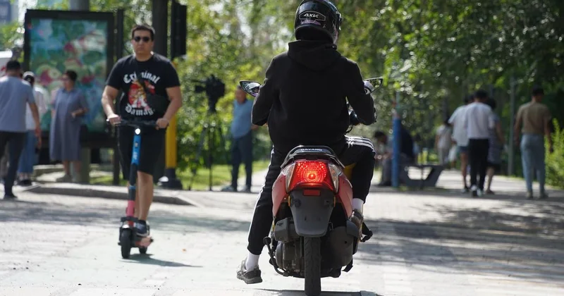 Могут ли мопеды ездить по автобусным полосам в Казахстане, рассказали в полиции