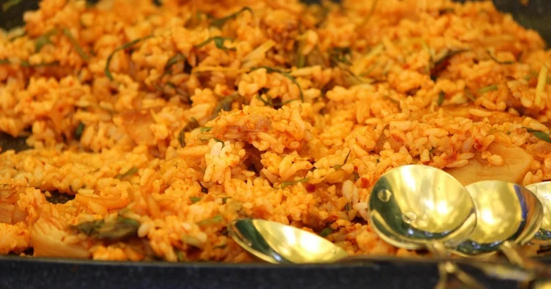 Мужчину оштрафовали за плов в 14 казанах на свадьбе