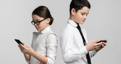 Названа сумма штрафа за использование смартфонов школьниками
