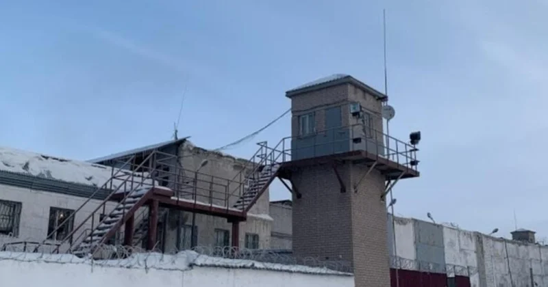 Ұландықтар тігін машиналарының ішіне жасырылған 8 телефон мен 7 SIM картаны анықтады