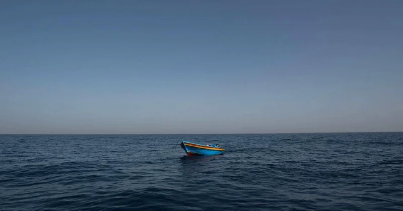Рыбаки на сломанной лодке застряли на озере Балхаш (видео)