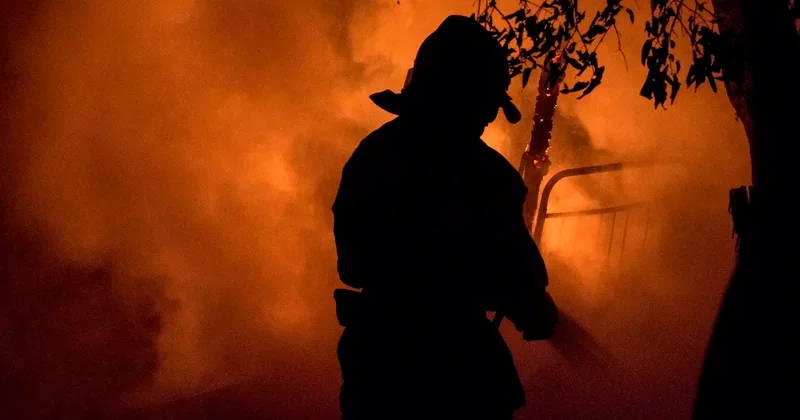 Торговые бутики в огне: на рынке в Астане тушат сложный пожар