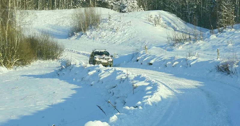Водитель устроил дрифт на заснеженной дороге в Акмолинской области