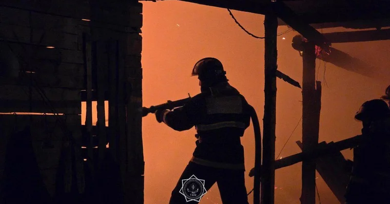 Оптовый рынок загорелся в Астане