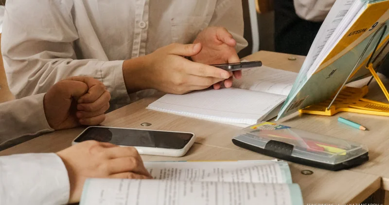 Мектепте телефон пайдалану: оқушының ата анасы айыппұл арқалауы мүмкін