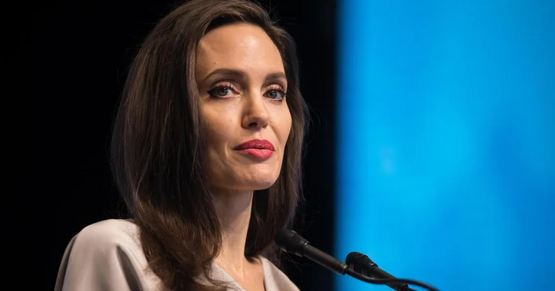 Пришла пешком и без предупреждения: Анджелину Джоли заметили в Украине (фото, видео)