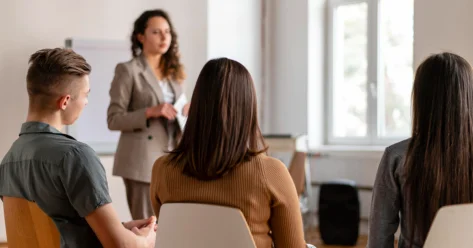 Лжекоучи побуждают казахстанцев брать кредиты депутат