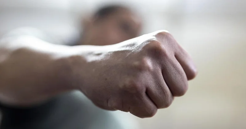 Ударил по лицу и убежал : курьера из Алматы обвинили в избиении охранницы жилого комплекса