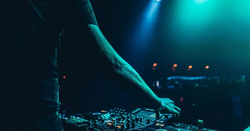 Россиянка познакомилась в интернете с диджеем и оказалась в плену