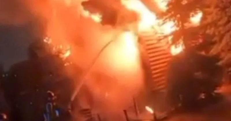 Угроза распространения : баня загорелась ночью в Астане (видео)