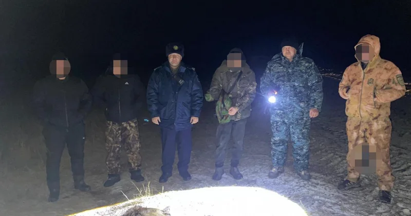 Арнаулы лицензиясы болмаған : полицейлер қоян аулауға шығып, бірақ қабан атып алған аңшыны ұстады